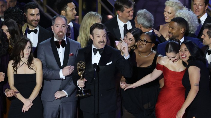 Emmys 2022: Jason Sudeikis nimmt den Emmy für "Ted Lasso" entgegen