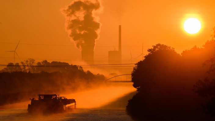 SZ am Morgen: Ein Schiff auf dem Mittellandkanal. Am Horizont das Kohlekraftwerk Mehrum im Landkreis Peine. Eine Initiative der Versicherer, die sich Klimaziele gesetzt hat, steht vor dem Aus.