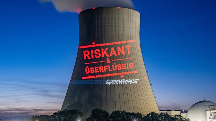 Protest: Deutliche Botschaft von Greenpeace auf dem Kühlturm des Atomkraftwerks