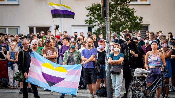 Bremen: Teilnehmerinnen und Teilnehmer einer Mahnwache kommen nach einem transfeindlichen Angriff in Bremen vor der Schwankhalle zusammen.