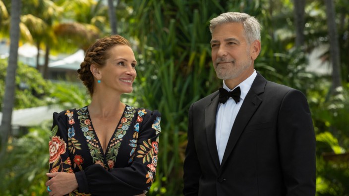 Neu in Kino & Streaming: Natürlich landen sie wieder zusammen im Bett, die Regeln des Genres sind streng: Julia Roberts und George Clooney in "Ticket ins Paradies".