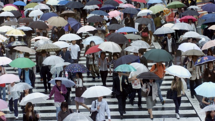 Japan: Menschen überqueren die Hachiko-Kreuzung in Tokio im Regen
