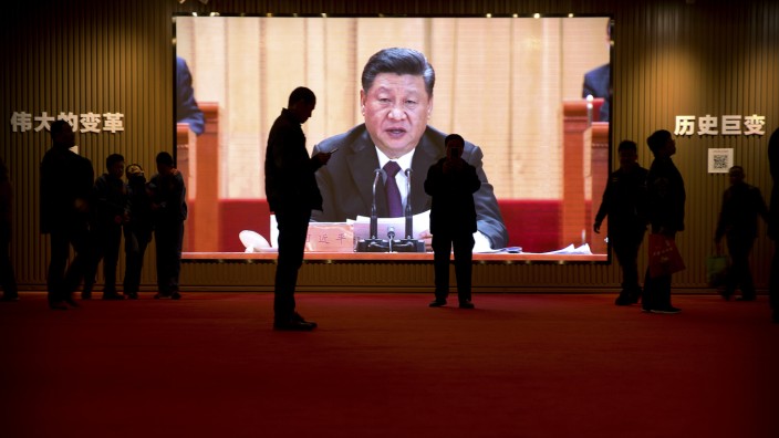 China: Auf Mission, "die Welt an China anzupassen und nicht umgekehrt": Staats- und Parteichef Xi Jinping auf einer Videowand in Peking.