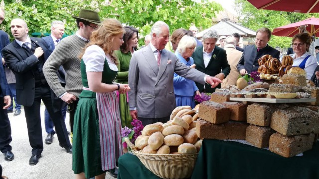 Tipps für das Münchner Umland: Auch Prinz Charles und seine Frau Camilla, heute König und Königin von England, waren angetan vom Angebot des Bio-Bauernhof Herrmannsdorfer, den sie 2019 besuchten.