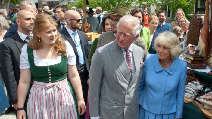 Begegnung mit Charles: Riesen-Trubel im Mai 2019: Sophie Schweisfurth zeigt Prinz Charles und seiner Frau, Herzogin Camilla, wie in den Herrmannsdorfer Landwerkstätten gewirtschaftet wird.