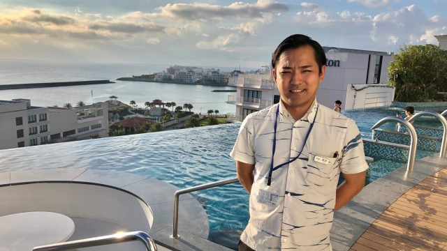 Urlaub in Japan: Yusuke Kuroda ist mit verantwortlich für das Design-Hotel Lequ in Chatan. In dem spektakulären Dach-Swimmingpool dürften demnächst mehr ausländische Gäste schwimmen.