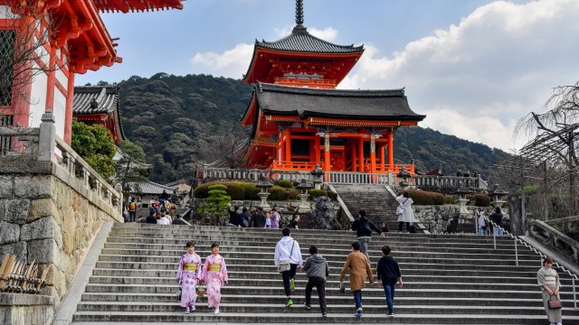 Urlaub in Japan: Einheimische Touristen im Kiyomizu-dera-Tempel in Kyoto: Bis Herbst 2020 ging der Einreisestopp so weit, dass nicht einmal Ausländer mit Wohnsitz in Japan einreisen durften.