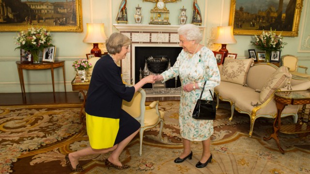 Abschied von Elizabeth II.: Die damalige Premierministerin Theresa May und Queen Elizabeth II. im Juli 2016.
