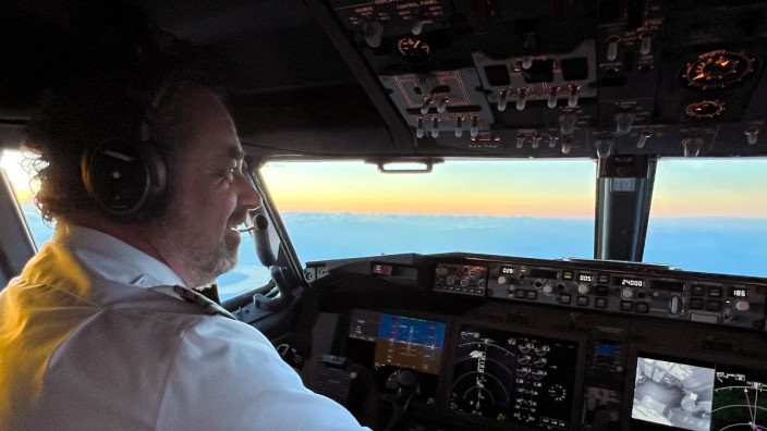 Traumjobs - so sind sie wirklich: Pilot Andreas Helzel an seinem Arbeitsplatz im Cockpit einer Boeing.