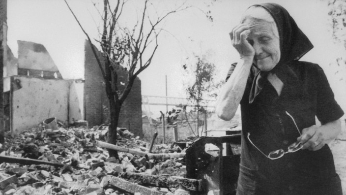 1991: Jugoslawischer Bürgerkrieg: Eine ältere Frau weint vor ihrem völlig zerstörten Haus.