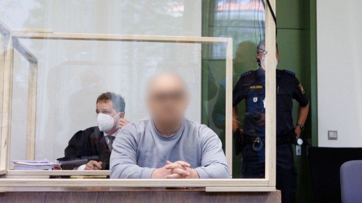 Prozess in München: Der wegen Mordes an einer 67-Jährigen Münchnerin angeklagte Milan R. wartet in einem Sitzungssaal des Landgerichts München I auf den Beginn des Prozesses.