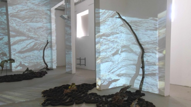 Kultur in Dachau: Videoinstallation von Lore Galitz in der dritten Etage des Wasserturms.