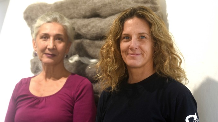 Kultur in Dachau: Die Künstlerinnen Lore Galitz und Verena Friedrich stellen ab Donnerstag im Wasserturm aus.