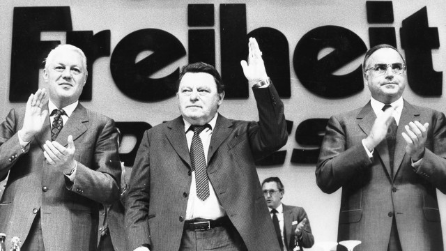 1980: Der Kanzlerkandidat Franz Josef Strauß (m.) mit Helmut Kohl und Gerhard Stoltenberg (l.), dem damaligen Ministerpräsidenten Schleswig-Holsteins, auf der Wahlkampfauftaktveranstaltung für die Bundestagswahl in Mannheim im Jahr 1980.