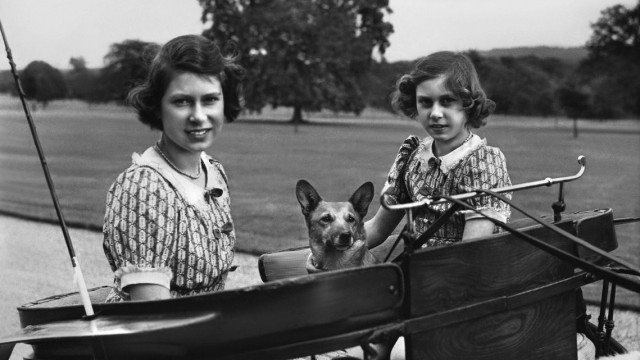 Die Corgis der Queen: Queen Elizabeth (links, mit Schwester Margaret) ließ es ihren Hunden ziemlich gut gehen.