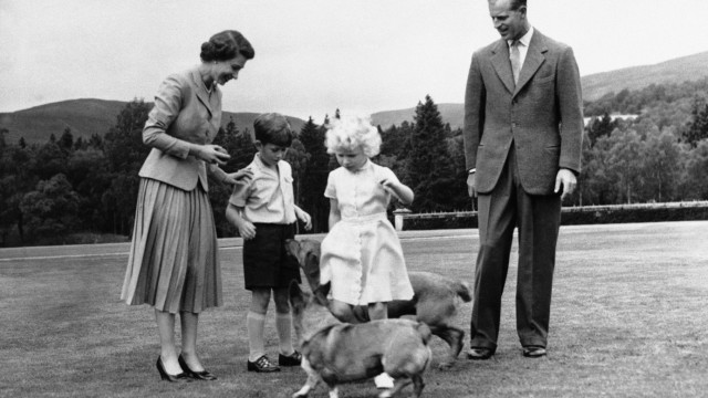 Die Corgis der Queen: Auf Familienbildern (hier Elizabeth, Philipp, Charles und Anne im Jahr 1955) sind meist auch ein paar Corgis zu finden, hier "Sugar" und "Candy".