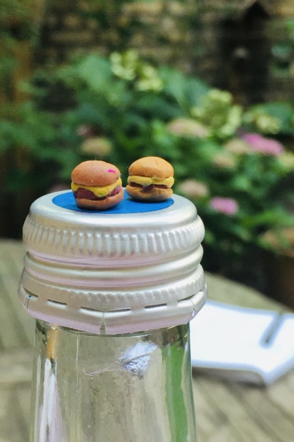 Kolumne: Meine Leidenschaft: Die achtjährige Tochter bastelt für ihr Leben gern, zum Beispiel winziges Essen. Von den beiden Burgern aus Knete soll einer vegetarisch sein.