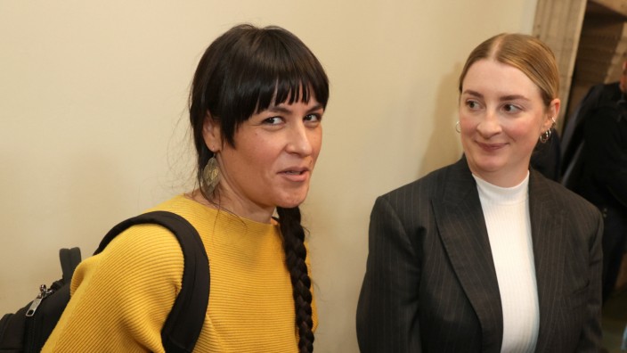 Prozess wegen Diskriminierung: Die Klägerin Gabrielle Lebreton (links) und ihre Anwältin im Landgericht Berlin.