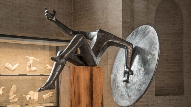 Promi-Tipps für München und Region: Wie arbeitet ein Architekt, der für das Große und Spektakuläre steht, als Bildhauer, im Kleinen, nur mit Eisen und Holz? Das kann man in der Ausstellung "Jenseits von Hellas - Santiago Calatrava" in der Glyptothek erfahren.