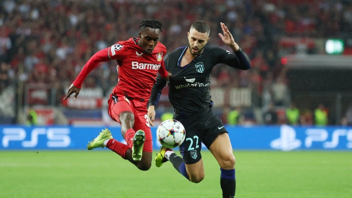 Champions League: Effektivität von der Bank: Jeremie Frimpong leitet mit seinen Tempoläufen beide Leverkusener Treffer ein, hier im Sprintduell gegen Mario Hermoso.