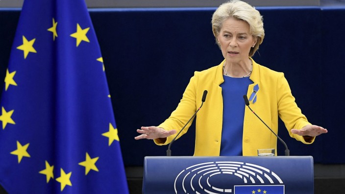 Energiekrise: Kommissionspräsidentin Ursula von der Leyen hält ihre Rede zur Lage der EU in Straßburg blau-gelb gekleidet - den Farben der ukrainischen Flagge.
