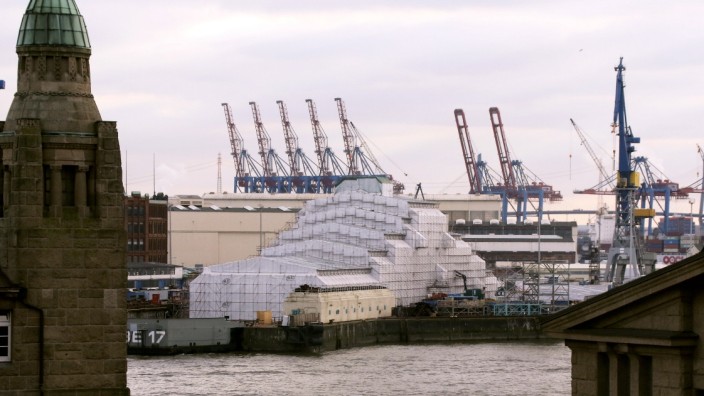 DILBAR Luxusyacht des russischen Oligarchen Dock Elbe 17 Hamburger Hafen Werft Blohm und Voss liegt die Luxusyacht des r