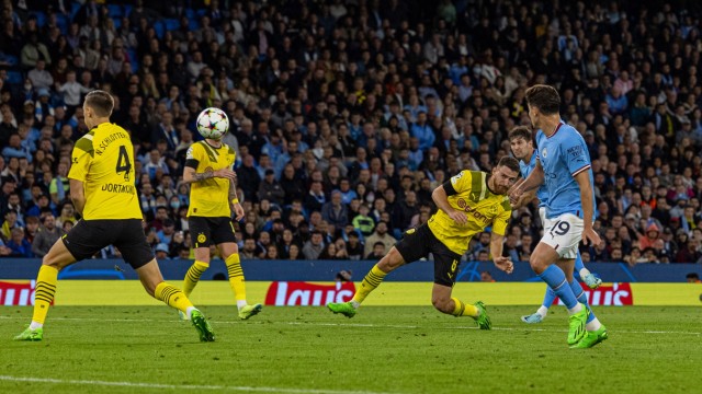 BVB in the Champions League: City defender John Stones (right) sends a shot towards the Dortmund goal, which goalkeeper Georg Kobel would probably have saved.