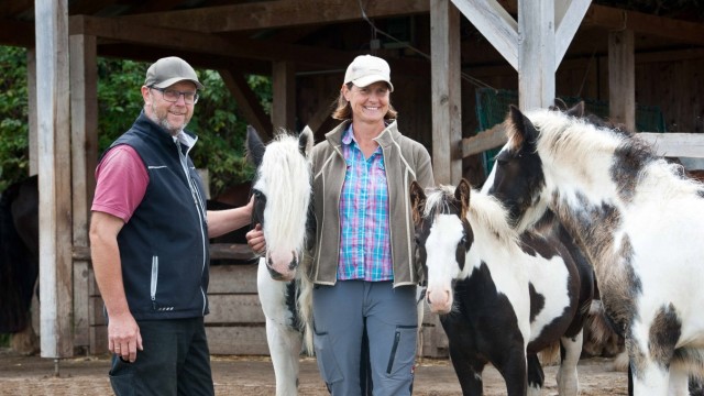 Freizeittipp: Toni und Andrea Zeller mit einigen der sehr zutraulichen Pferde vom Schrankenschneiderhof.