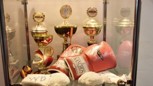 Boxer aus Olching: Neben dem Titelgürtel stehen auch auch andere Preise im Studio aus, die Mitglieder von Manzau Boxing Fitness gewonnen haben.