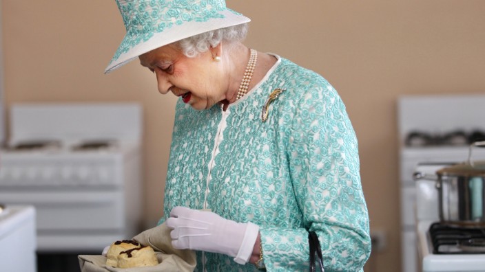 Elizabeth II.: Die Queen mit ihrem liebsten Teegebäck: Scones mit Clotted Cream und Marmelade.