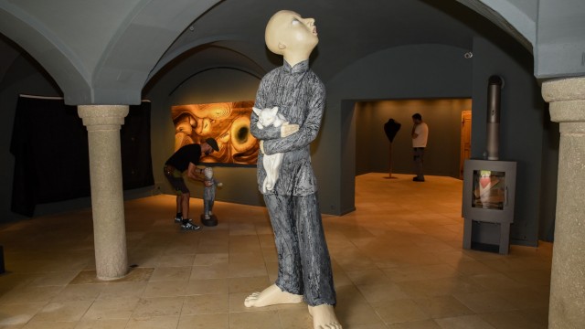 Zeitgenössische Kunst: Eine überlebensgroße Skulptur Wang Shaojuns reicht fast bis an die Gewölbedecke.