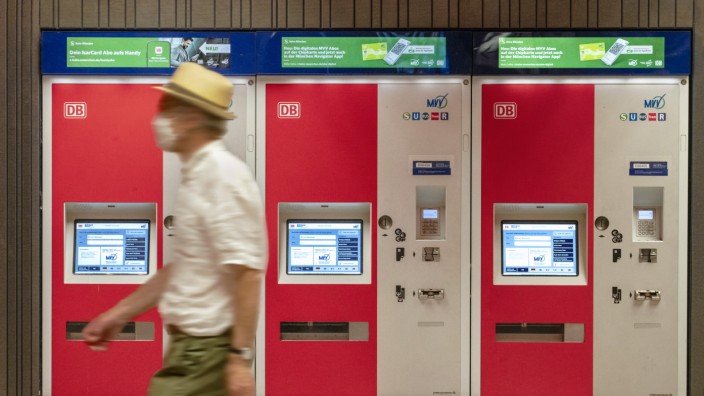 Nahverkehr um München: Fahrschein-Automaten der Bahn und des Münchner Verkehrsverbunds.