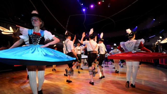 Oktoberfest 2022: Traditionl dancing at "Oide Wiesn".