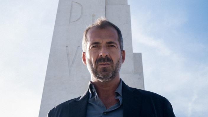 Italien: Den Obelisken vor dem Olympiastadion in Rom nennt Paolo Berizzi eine Hymne auf den Duce. "Mussolini Dux", steht da in Stein gemeißelt. Jedes Jahr gehen hier Millionen Menschen vorbei, die Inschrift wegzuschleifen hielt niemand für nötig.
