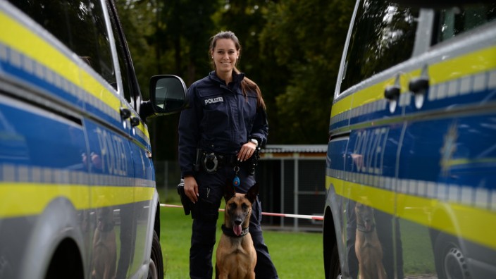 Traumjobs - so sind sie wirklich: Gehen gemeinsam auf Streife: Polizeibeamtin Franziska Hönnige mit ihrem Hund Disco.