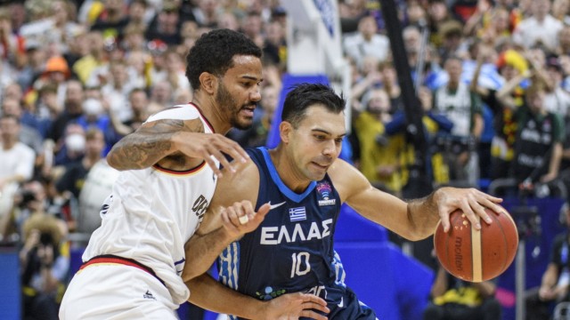 Basketball-EM: Abwehrspezialist Nick Weiler-Babb (links) könnte es mit Lorenzo Brown zu tun bekommen. Hier stoppt er Griechenlands Spielmacher Kostas Sloukas.