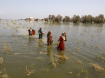 Überschwemmung in Pakistan: Frauen waten in der Provinz Sindh durch die Fluten