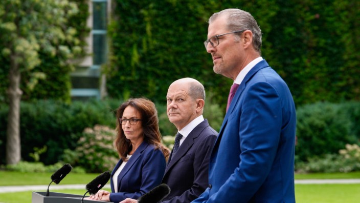 Konzertierte Aktion: Die DGB-Vorsitzende Yasmin Fahimi, Bundeskanzler Olaf Scholz und BDA-Präsident Rainer Dulger am Donnerstag vor dem Kanzleramt.