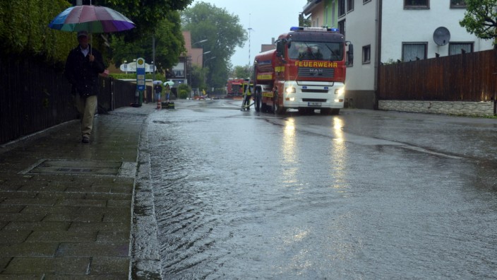 Umwelt: Beim Hochwasser 2013, als der Hachinger Bach über sein Ufer trat, standen zuletzt große Teile Unterhachings unter Wasser.