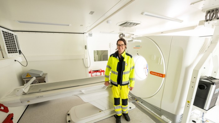 Medizin am Oktoberfest: Viktoria Bogner-Flatz mit dem neuen mobilen CT-Gerät. Allein in der ersten Wiesn-Woche wurden hier an die 100 Untersuchungen vorgenommen.
