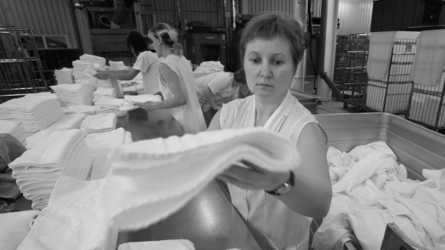 2007: Die polnische Arbeiterin Bozena Glanert und ihre Kolleginnen falten deutsche Hotelwäsche in der Großwäscherei Fliegel in Nowe Czarnowo, einem Ort in der Nähe der deutsch-polnischen Grenze.