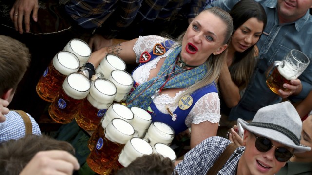 Oktoberfest in Munich: It is worth establishing a good relationship with the waiter at the beginning of the Oktoberfest.