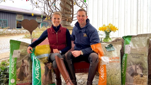 Wirtschaft im Oberland: Offizielle Partner: die zweifache Olympiasiegerin Jessica von Bredow-Werndl und ihr Bruder Benjamin Werndl in ihrem Stall in Aubenhausen.