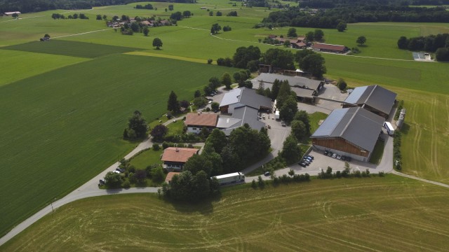 Wirtschaft im Oberland: Der aus einem Landwirtschaftsbetrieb mit 60 Milchkühen hervorgegangene Futtermittelhersteller Agrobs am westlichen Dorfrand Degerndorfs von oben.