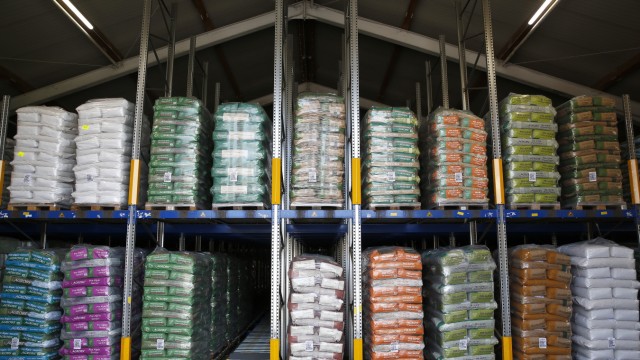 Wirtschaft im Oberland: Das mit fertig verpackten Produkten gefüllte Auslieferungslager.