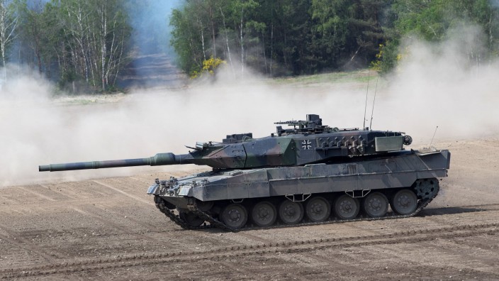 Bundeswehr: Objekt der Begierde: Ein Kampfpanzer "Leopard 2 A7" auf dem Truppenübungsplatz Munster (2019).