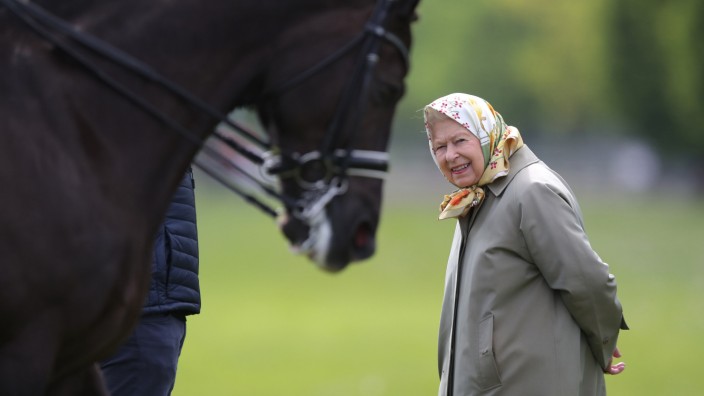 Die Queen und die Pferde: Elizabeth II. betrachtet das Doppel-Weltmeister-Dressurpferd Valegro während der Royal Windsor Horse Show.