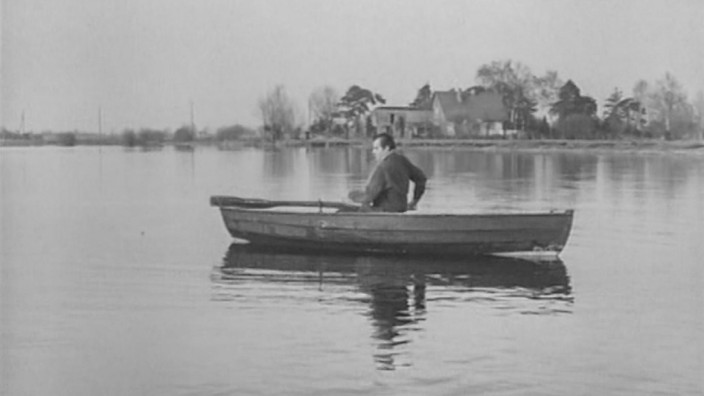 SZ-Serie: Abgedreht - Filmkulissen rund um München: Protagonist Peter Koslowski (Peter Pasetti) fährt mit seinem Boot über die Spree - in Olching.