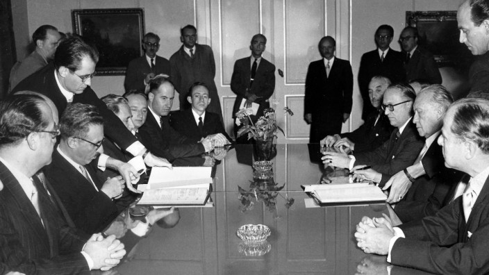 70 Jahre "Luxemburger Abkommen": Zwingende Bedingung für die Rückkehr in die Völkergemeinschaft: Israels Außenminister Mosche Scharet und Konrad Adenauer unterzeichnen im September 1952 das "Luxemburger Abkommen".