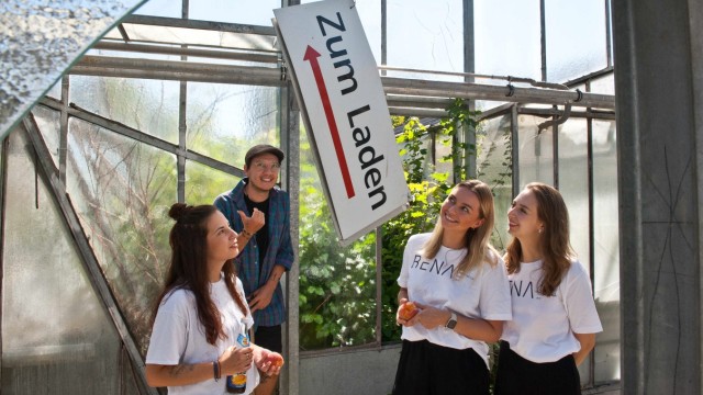 SZ-Serie: Platz da! Kreativquartiere in Bayern: Rebecca Winhart, Elena Tengelmann und Natalie Ecker (von links) mit den geernteten Pfirsichen, dahinter Unterstützer Sidi Pereda.